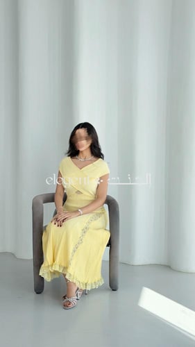 فستان شتوي مضلّب بالدانتيل بتصميم راقٍ وناعم