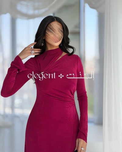 فستان سهرة ناعم توتي بتصميم مائل وبروش معدني أنيق...