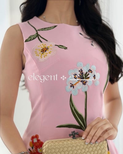 فستان وردي مزهر بقصة انسيابية أنيقة