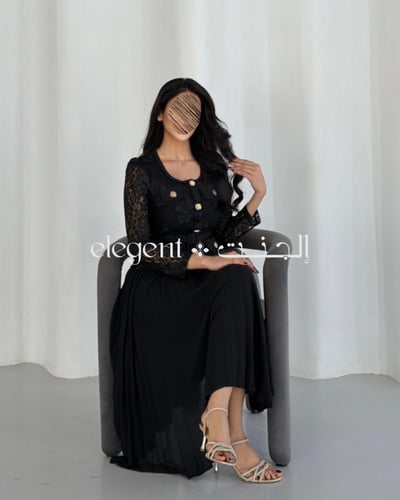 فستان أسود رسمي دانتيل مكسر بكم طويل وزرار ذهبية