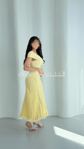 فستان شتوي مضلّب بالدانتيل بتصميم راقٍ وناعم