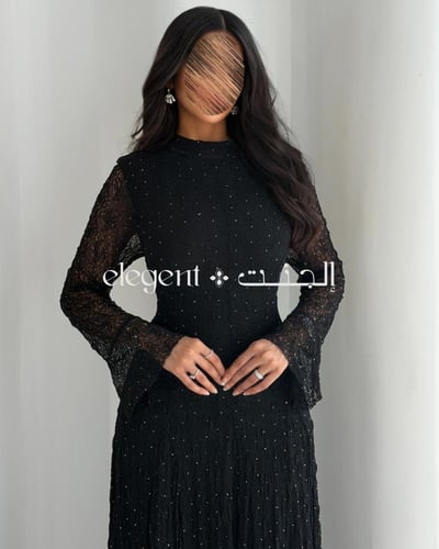 فستان دانتيل أسود طويل مرصع بفصوص كريستال فاخرة