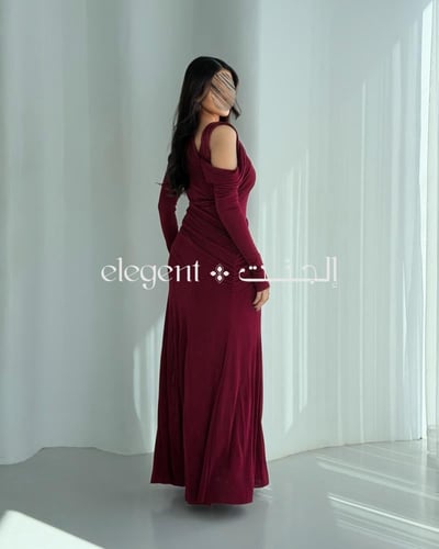 فستان سهرة برغندي توتي استرتش بكتف ساقط وأكمام طوي...