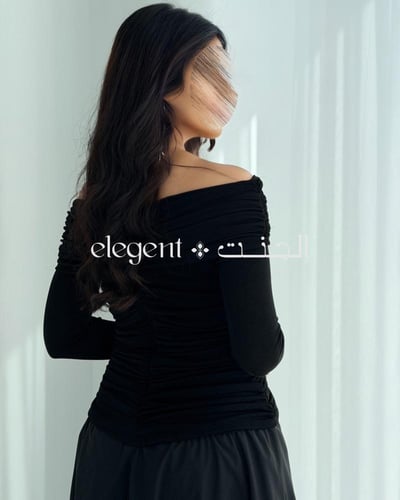 فستان أسود اوف شولدر بقصة أنثوية فاخرة