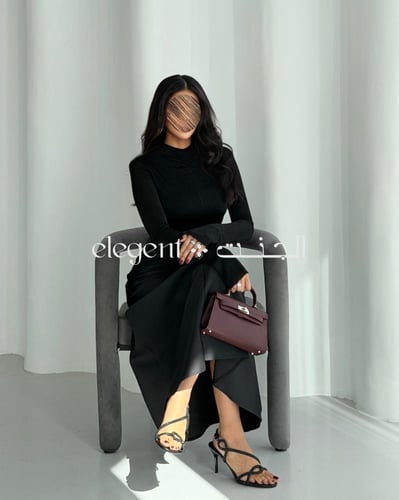 فستان سهرة أسود فخم بأكمام طويلة مع تفصيلة لؤلؤ أن...