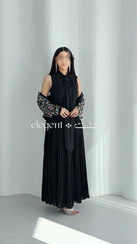 فستان سهرة أسود فاخر مع جاكيت مخمل مزين بالأحجار ا...