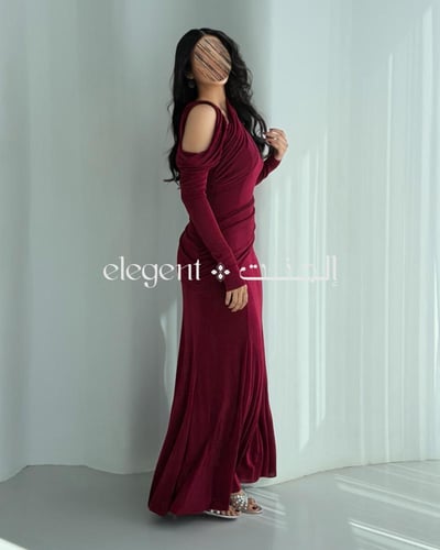 فستان سهرة برغندي توتي استرتش بكتف ساقط وأكمام طوي...