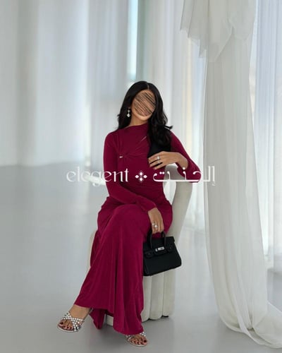 فستان سهرة ناعم توتي بتصميم مائل وبروش معدني أنيق...