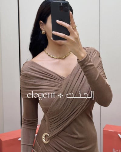 فستان سهرة ناعم كم طويل بتفصيلة درابيه وحلية ذهبية