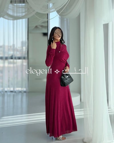 فستان سهرة ناعم توتي بتصميم مائل وبروش معدني أنيق...