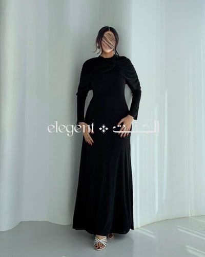 فستان سهرة أسود ناعم بقصة ضيقة بتفاصيل درابية على...