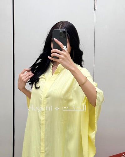 جلابية صفراء ناعمة بتطريز زهري على الكتف وأكمام وا...