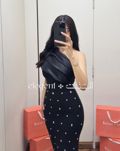 فستان أسود بكتف واحد مزين بكريستال