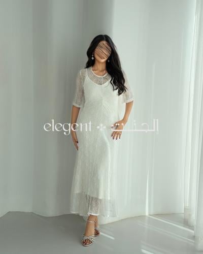 فستان دانتيل أنيق بقصة ناعمة وكسرات أمامية