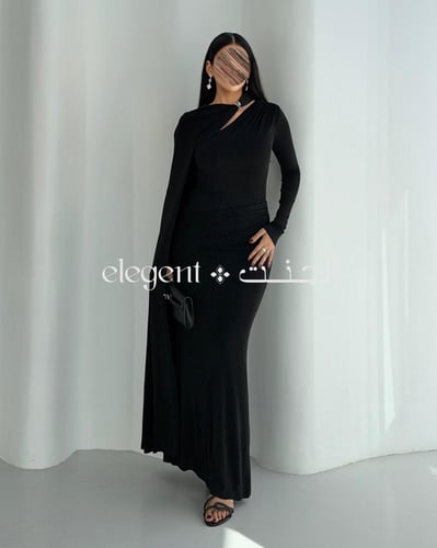 فستان سهرة أسود استرتش بلمسة وشاح ملكي وانسياب فاخ...