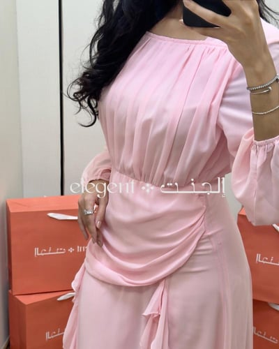 فستان شيفون وردي بكسرات ناعمة وطيات أنيقة