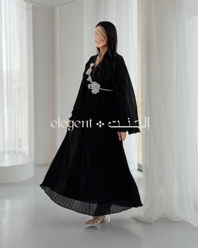 فستان سهرة اسود ملكي بكسرات كاملة وتطريز فخم