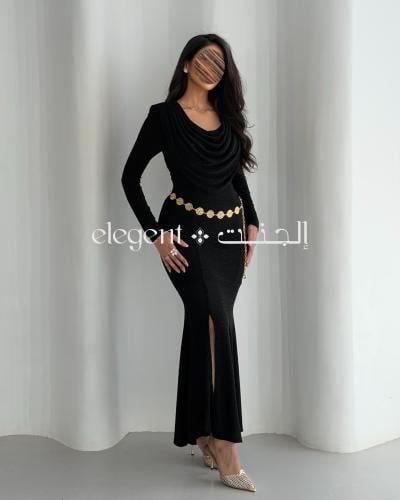 فستان سهرة ناعم أسود لامع بياقة درابيه منسدلة