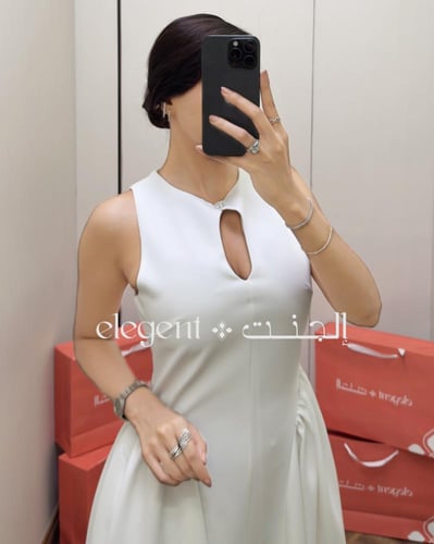 فستان أبيض ناعم بتصميم فاخر – أنوثة وأناقة مطلقة