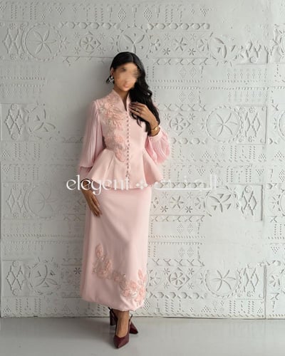 طقم وردي مطرز ناعم بتصميم مخصر وتنورة مطرزة