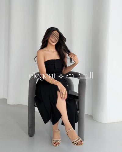 فستان أسود ناعم بقصة توب وطول متفاوت
