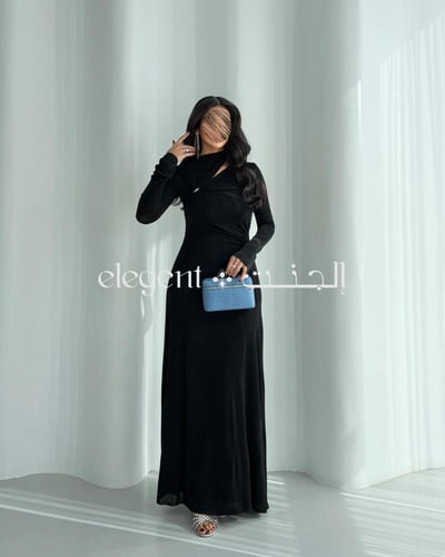 فستان سهرة ناعم طويل بلون أسود مع بروش فخم