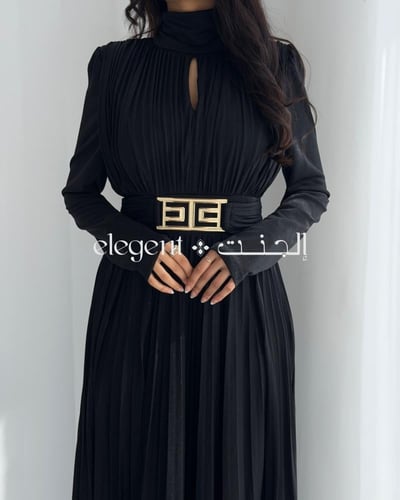 فستان أسود بليسيه بحزام ذهبي - تصميم أنيق للمناسبا...