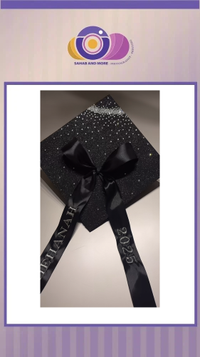 قبعة تخرج جليتر مع طباعة على الشريطة