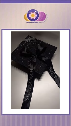 قبعة تخرج جليتر مع طباعة على الشريطة