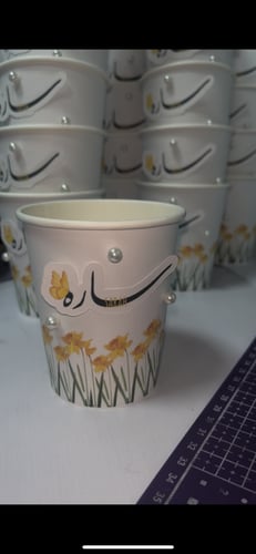 أكواب ورقية مع طباعة بارزة