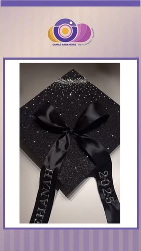 قبعة تخرج جليتر مع طباعة على الشريطة