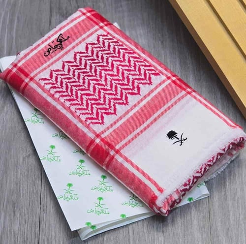 تنسيق قماش شتوي مقلم مع شماغ ملكي خاص