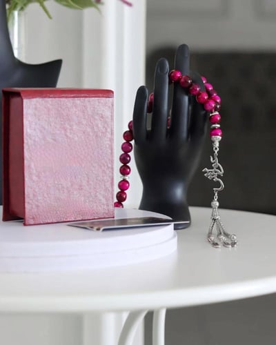 سبحة نسائية بالاسم حجر طبيعي بتصميم أنيق