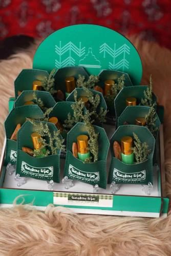 صينيه مع 12 جيب جلدي بثيم عزنا بطبعنا لليوم الوطني