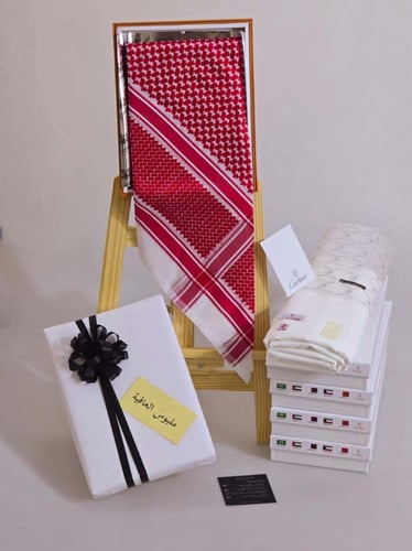 تنسيق هدايا رجاليه قماش مع شماغ