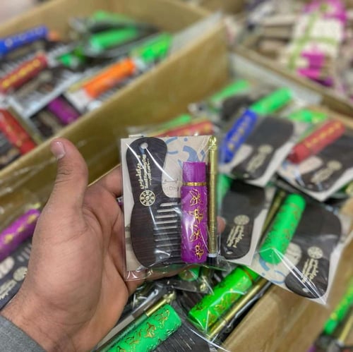 توزيعات مكياج روج وكحل ومشط يوم التأسيس