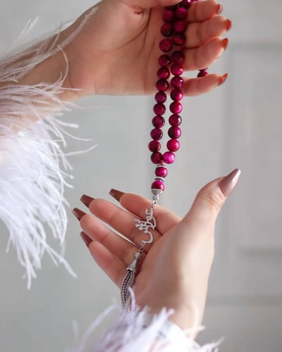 سبحة نسائية بالاسم حجر طبيعي بتصميم أنيق