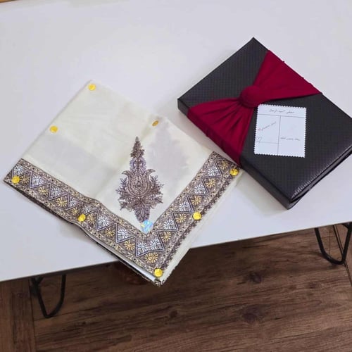 شماغ كشميري ملكي بتطريز فاخر وخامة صوف ناعمة