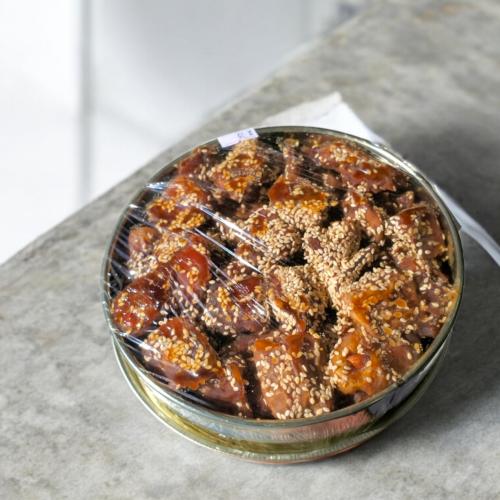 سكري محشي لوز وعليه سمسم - وزن 1 كجم