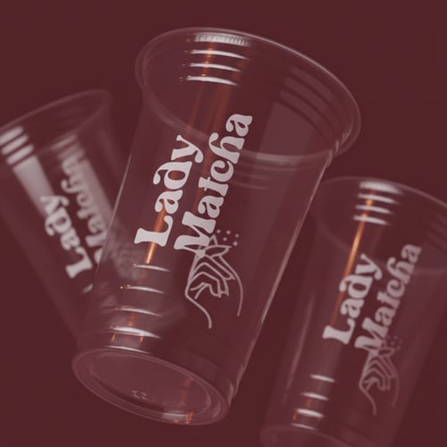 أكواب بلاستيكية