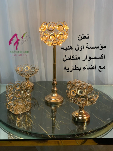 طقم مكون من 5 قطع 2صحن +1علبة منديل+1حاما ماء+ فاز...