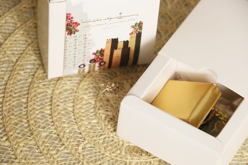 توزيعات التأسيس علبه مع ميداليه و شوكلاته