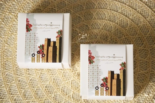 توزيعات التأسيس علبه مع ميداليه و شوكلاته