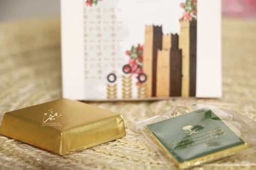 توزيعات التأسيس علبه مع ميداليه و شوكلاته