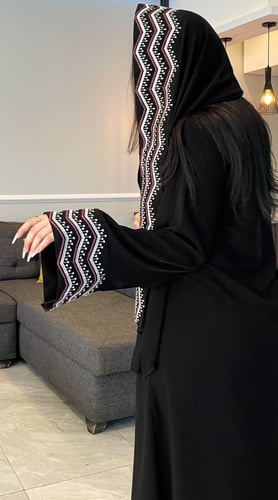 عباية وَضَاءة