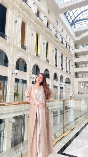 عباية الأناقة الكلاسيكية.