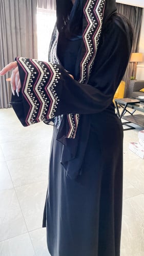 عباية وَضَاءة