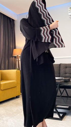 عباية وَضَاءة