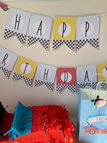 مثلثات زينة سيارة سباق