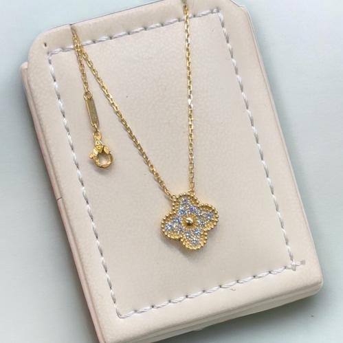 عقد تصميم الماس 18k